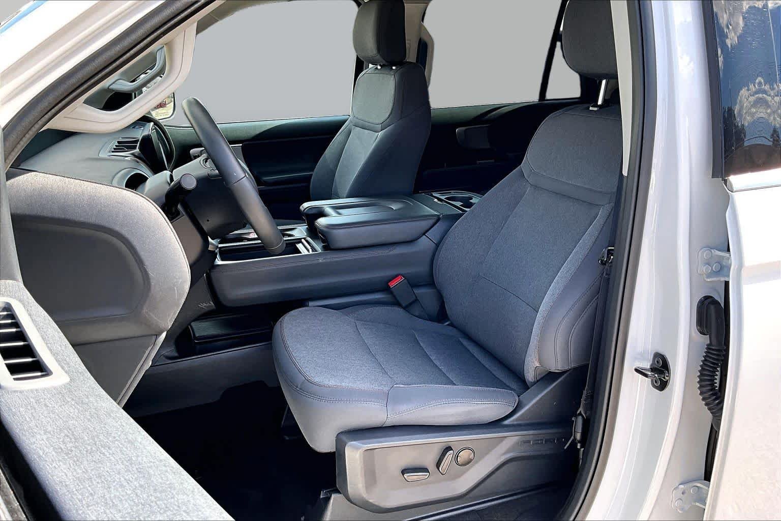 Used 2025 Oxford White Ford Active image 7