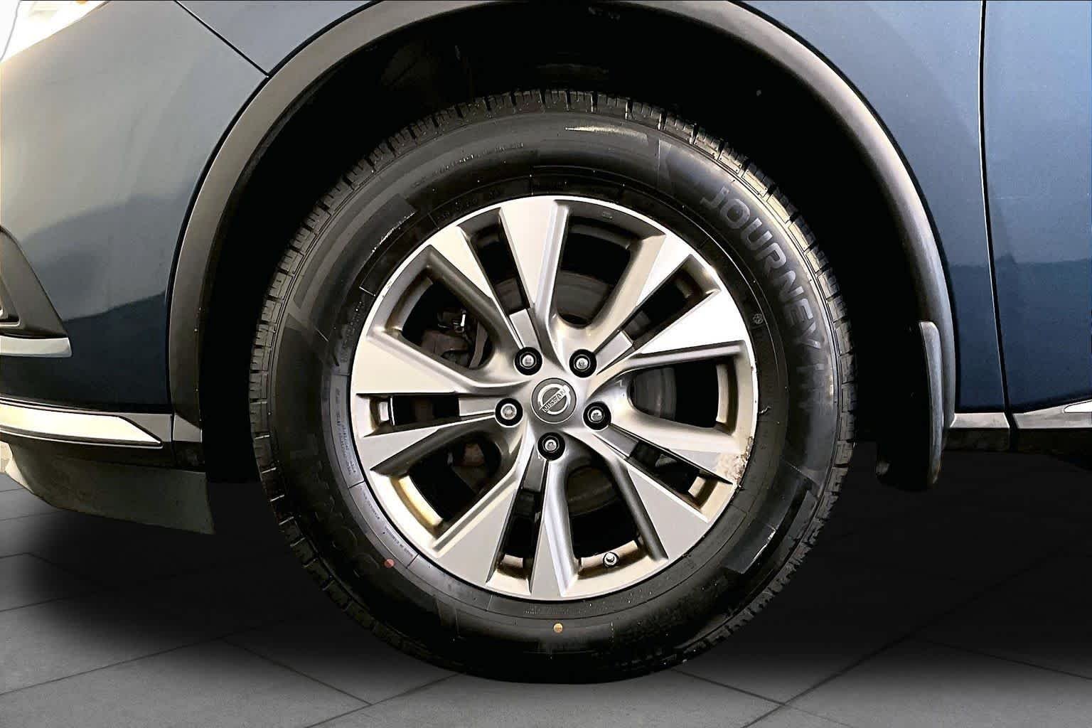 Used 2017 Arctic Blue Metallic Nissan SL image 11