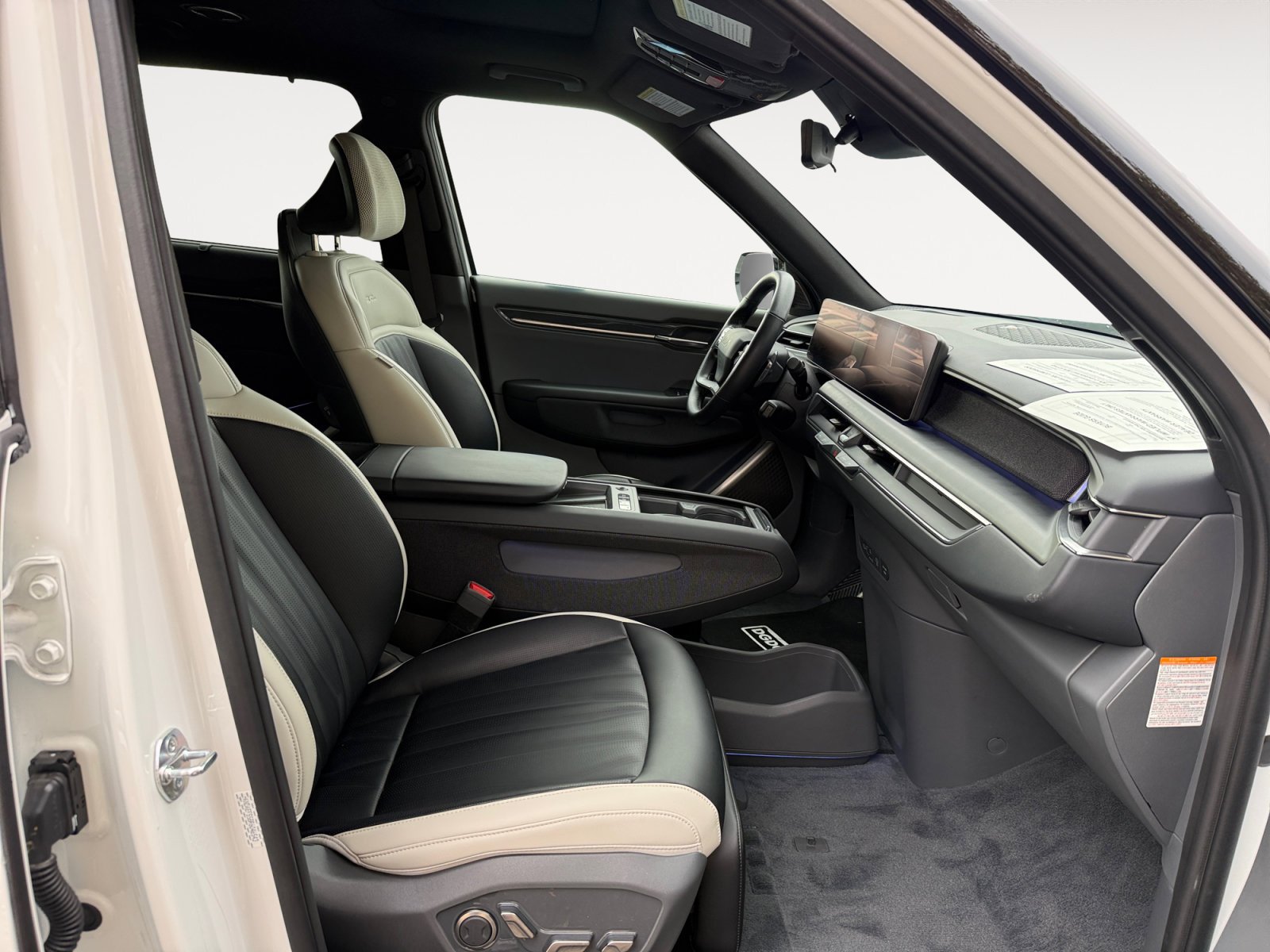 Used 2024 Snow White Pearl Kia GT-Line image 19