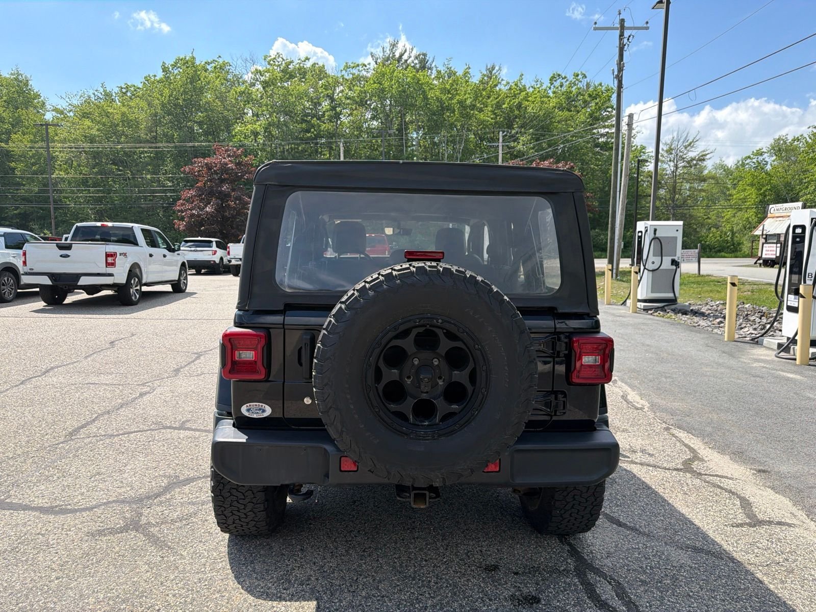 Used 2020 Black Jeep Unlimited Sahara image 6