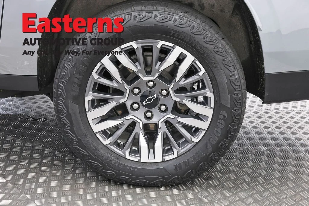Used 2025 Gray Chevrolet Z71 image 36