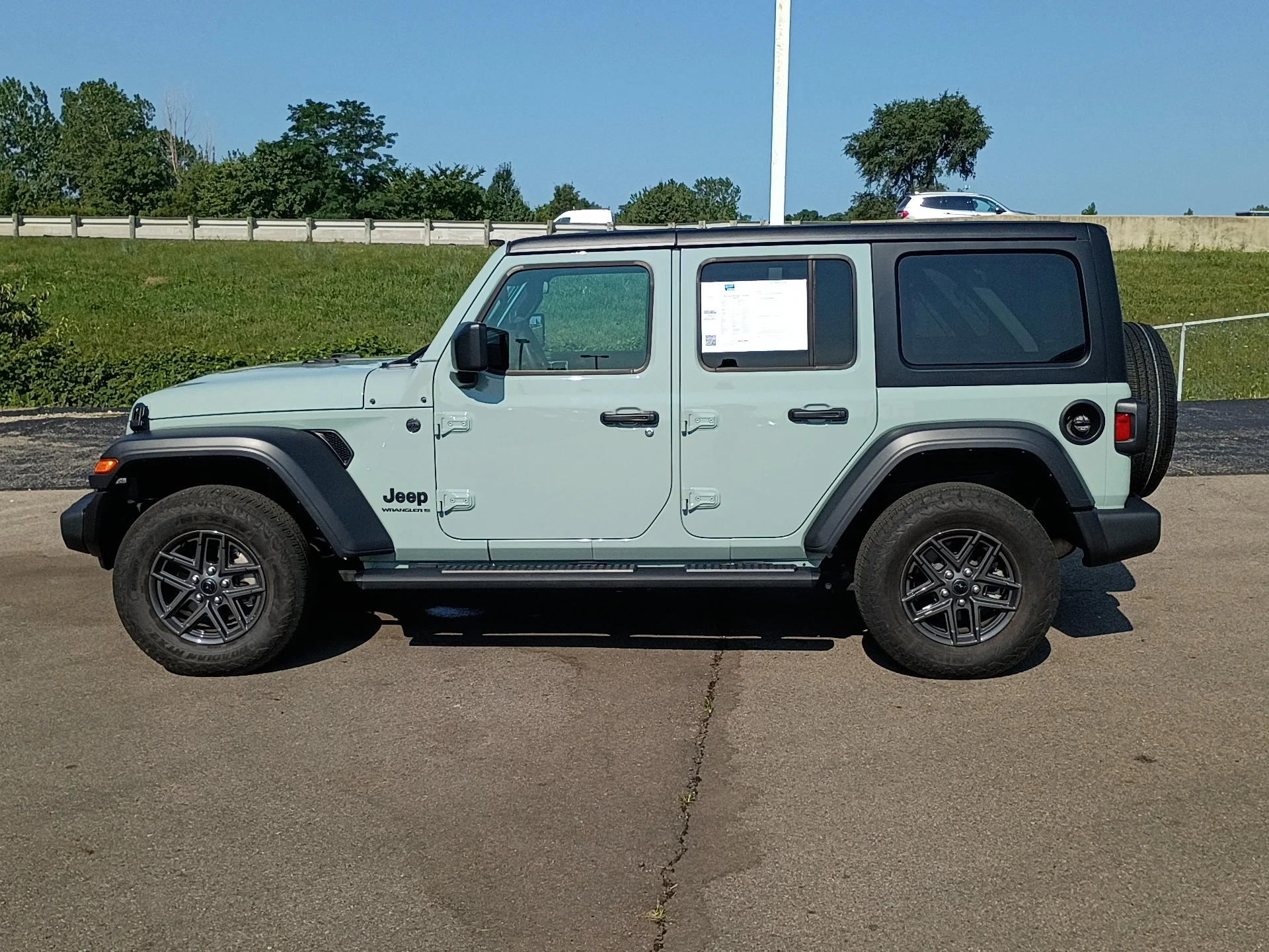 Used 2024 Earl Clear Coat Jeep Sport S image 6