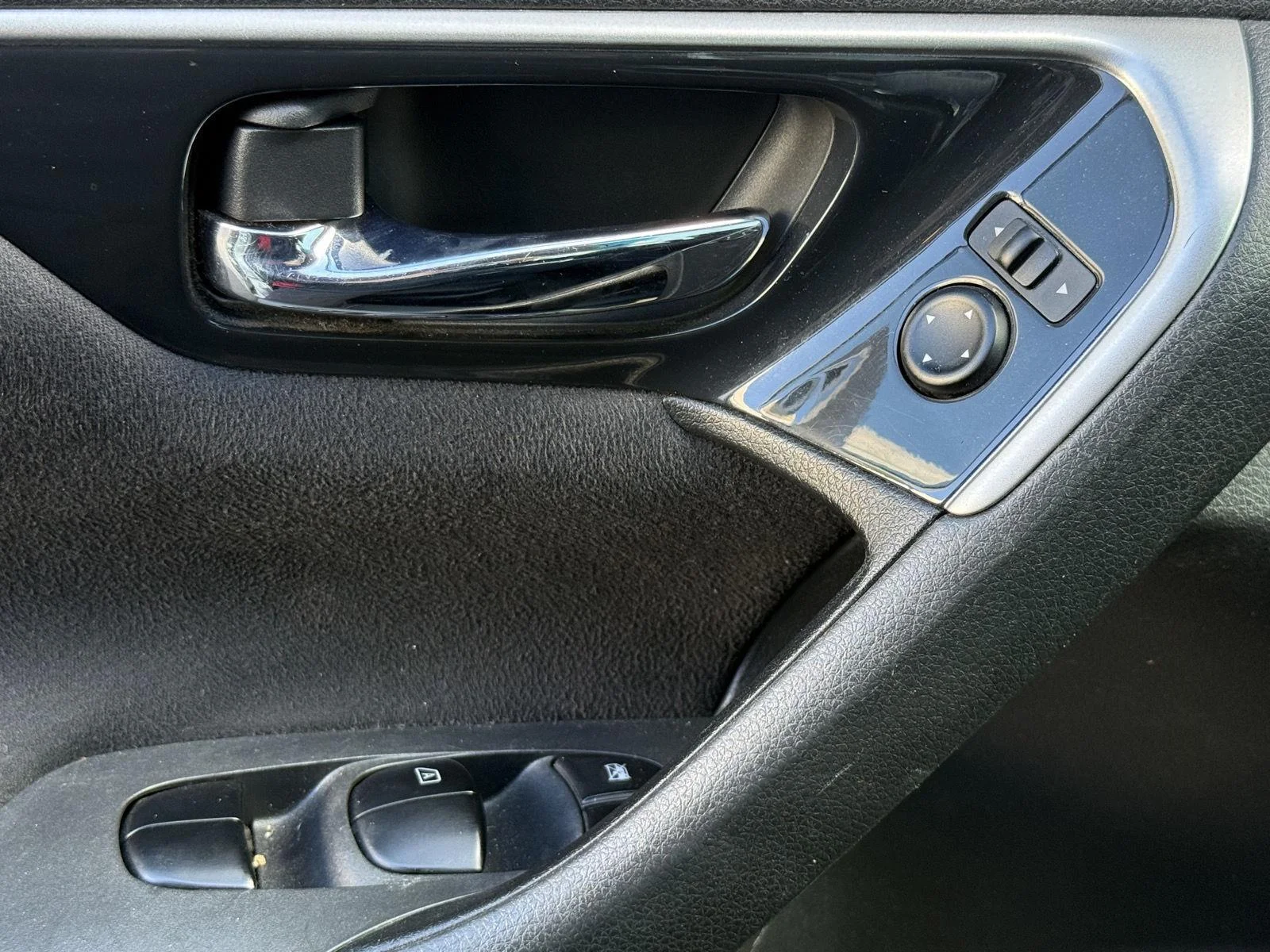 Used 2014 Brilliant Silver Metallic Nissan 2.5 S image 12