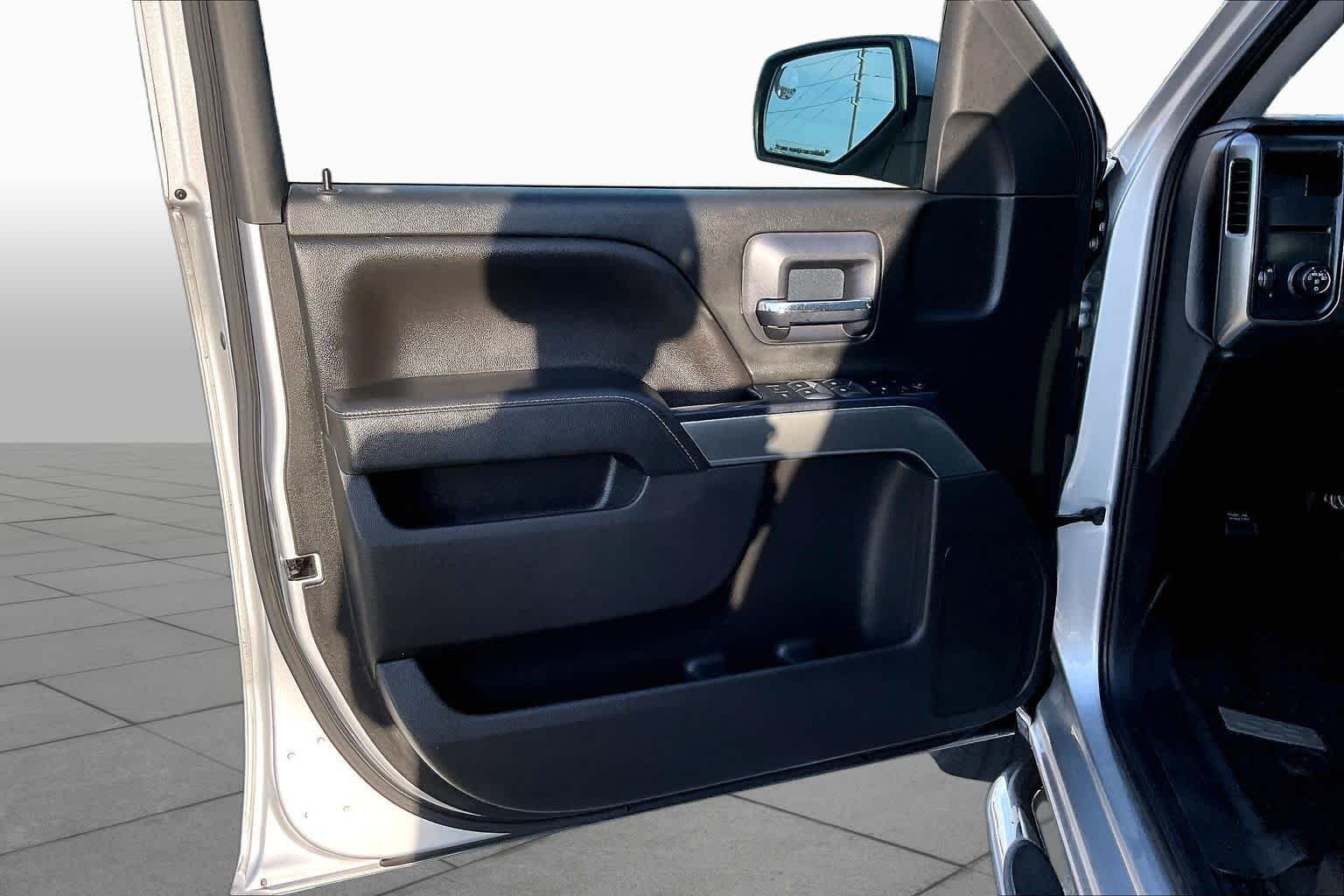Used 2018 Silver Ice Metallic Chevrolet LT image 20