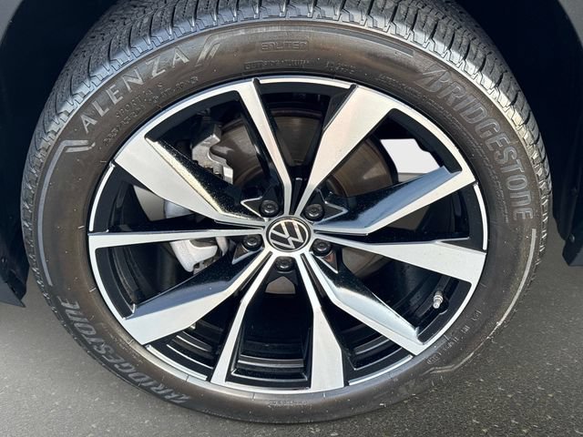Used 2024  Volkswagen 2.0T SEL Premium R-Line image 9