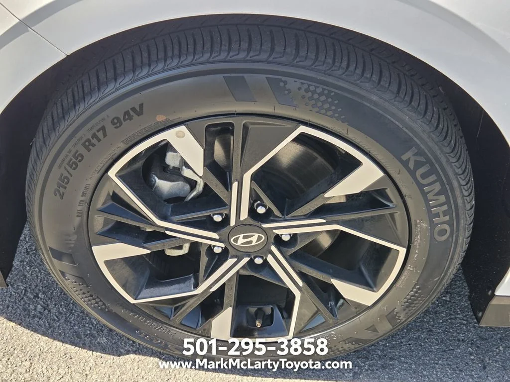 Used 2025 White Hyundai SEL image 16