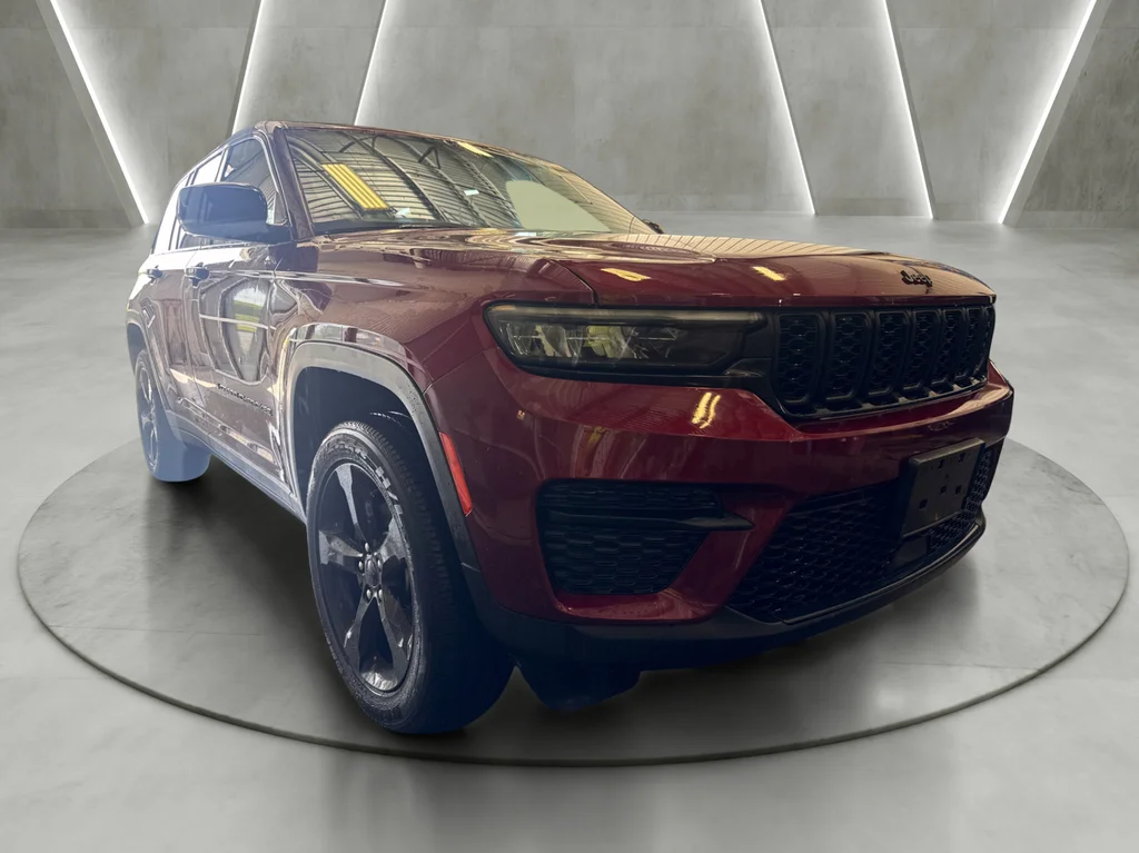 Used 2023 Red Jeep Altitude X image 1