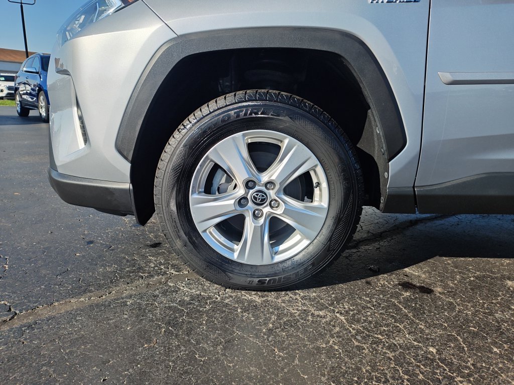 Used 2021 Silver Toyota XLE image 10