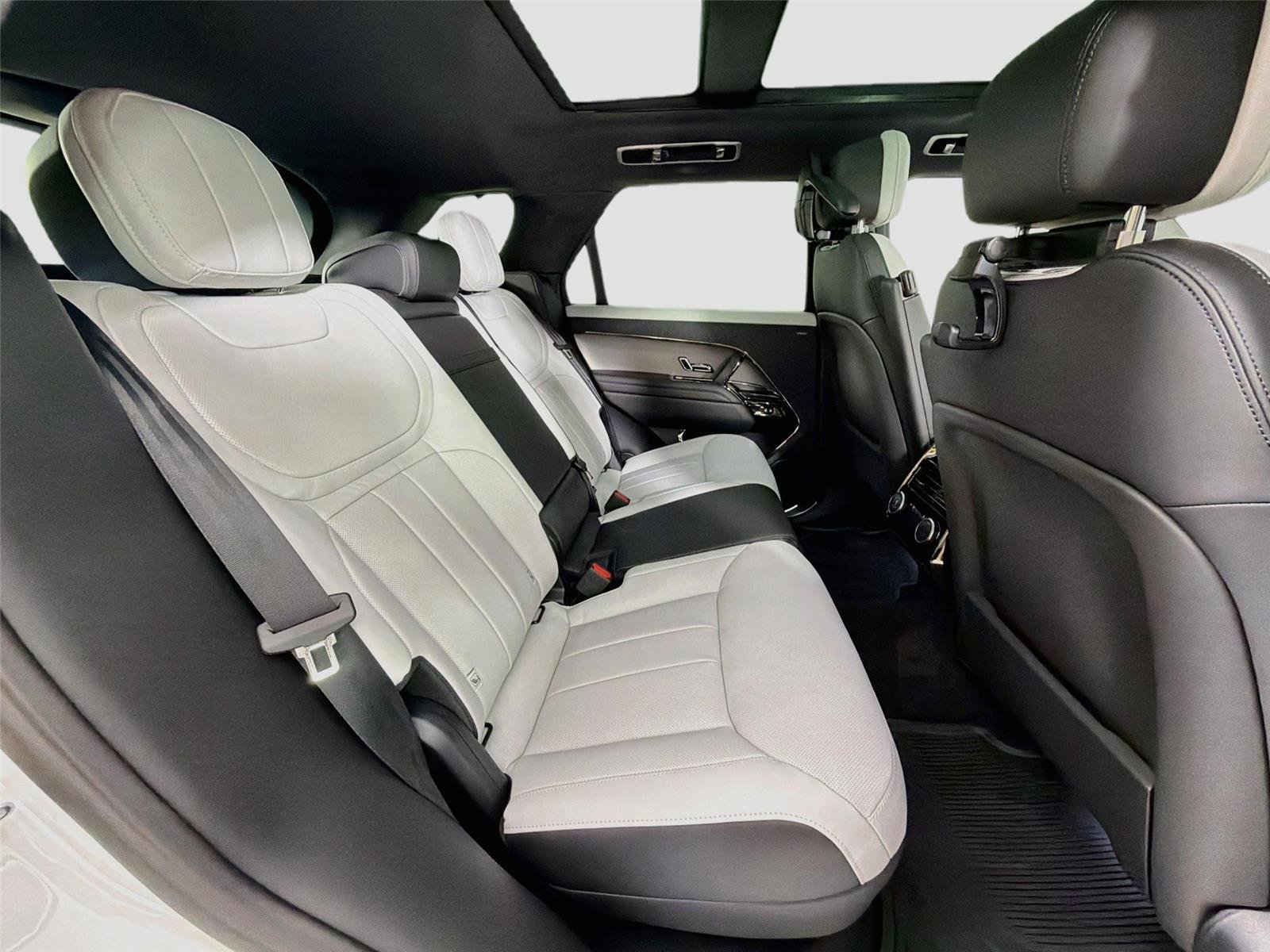 New 2026 Fuji White Land Rover Dynamic SE image 27