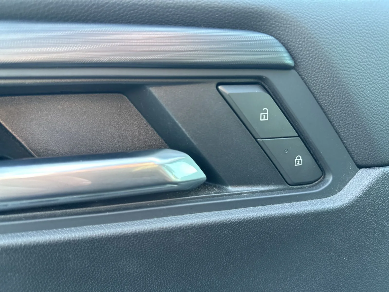 Used 2025 White GMC Elevation image 11