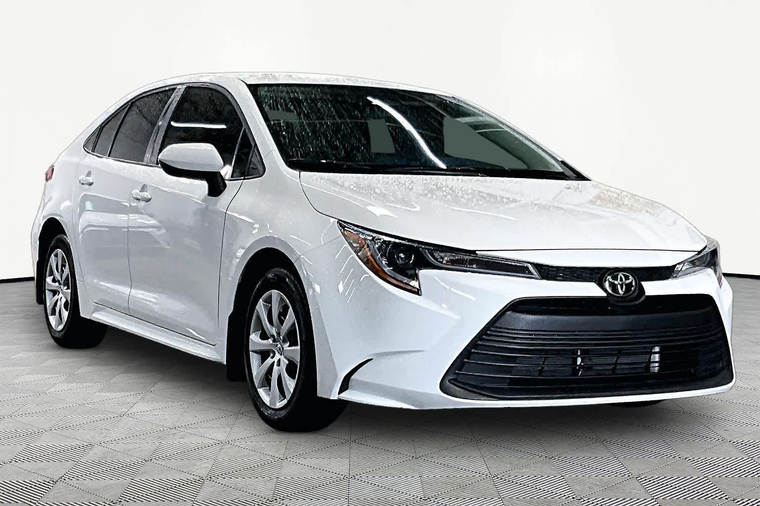 Used 2025 Ice Cap Toyota LE image 3