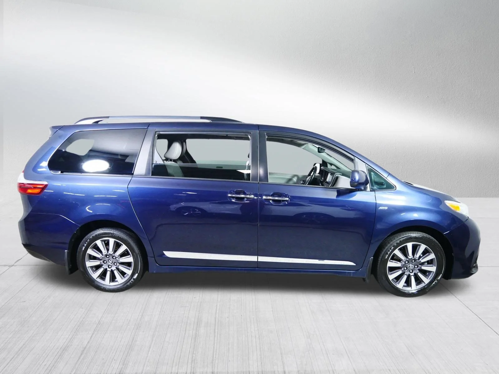 Used 2018 Parisian Night Pearl Toyota XLE image 8