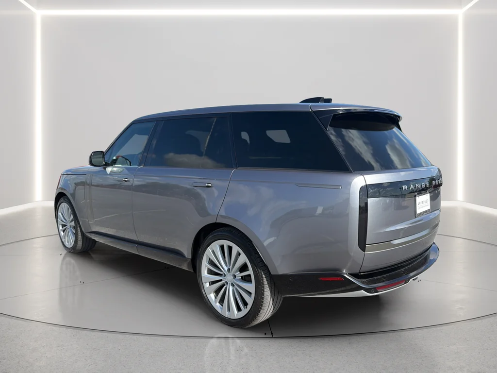 Used 2024 Gray Land Rover SE image 9