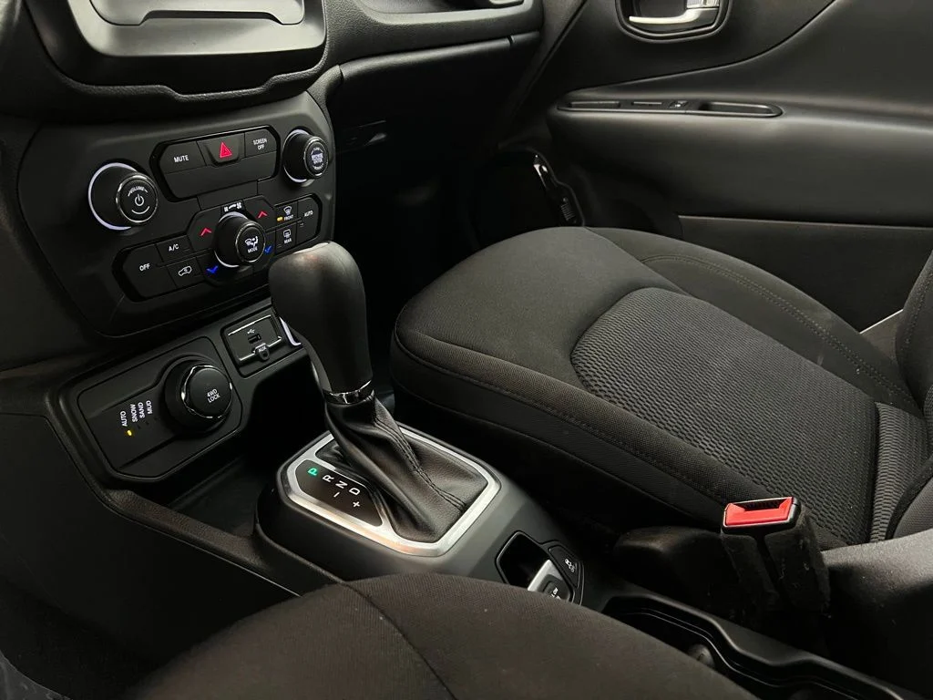 Used 2018 Hypergreen Clearcoat Jeep Latitude image 17