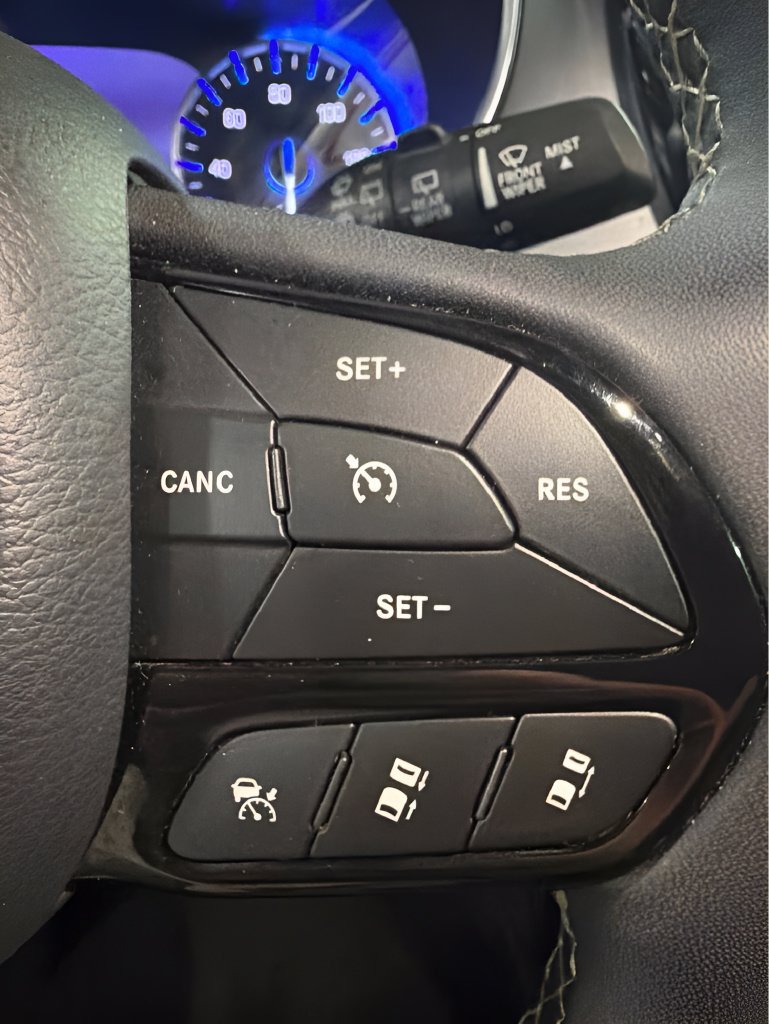 Used 2025  Chrysler Limited image 20