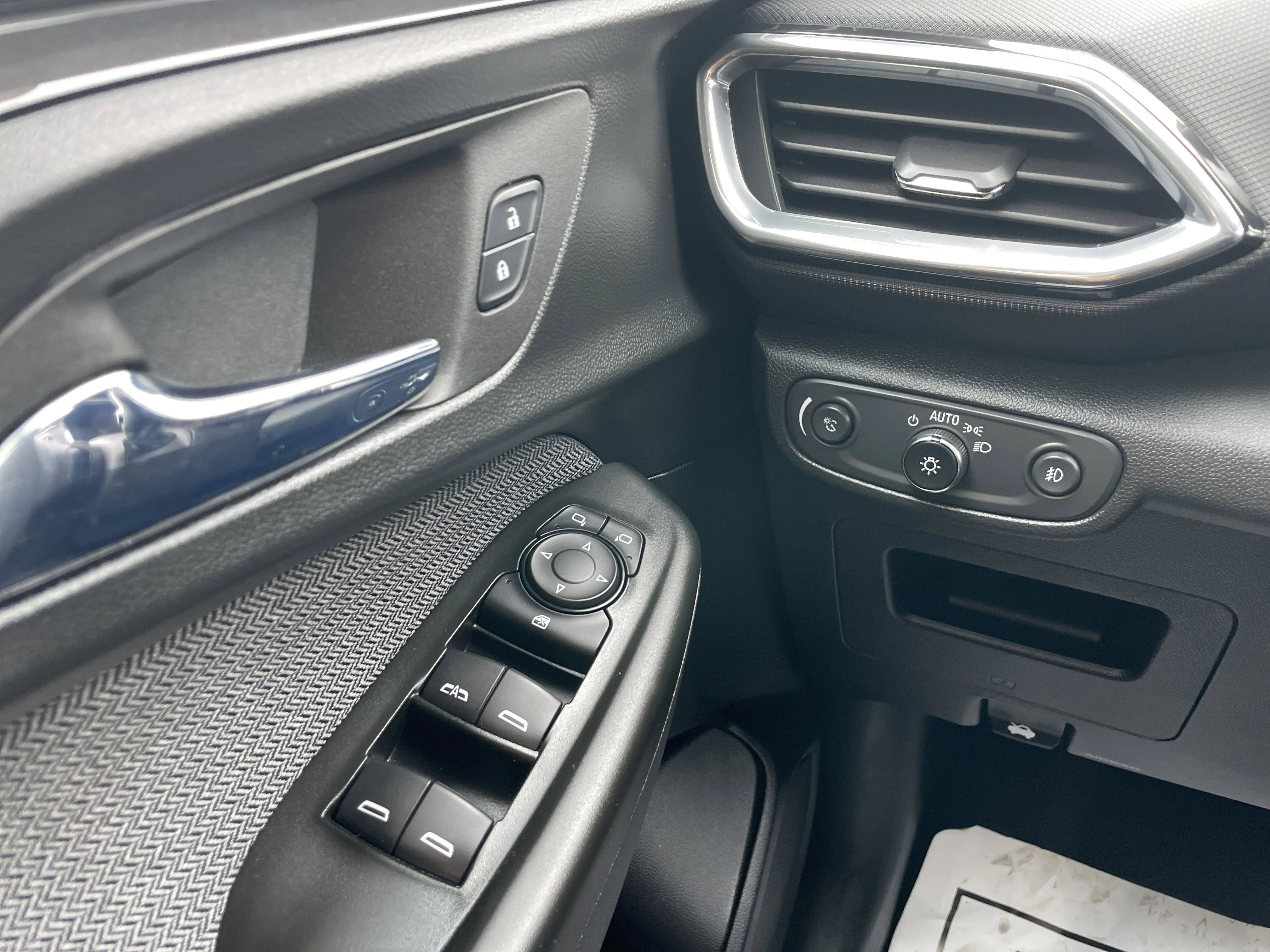 Used 2022 Summit White Chevrolet LT image 18