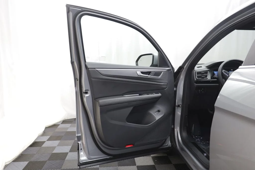 New 2026 Silver Mist Volkswagen SE w/Technology image 5