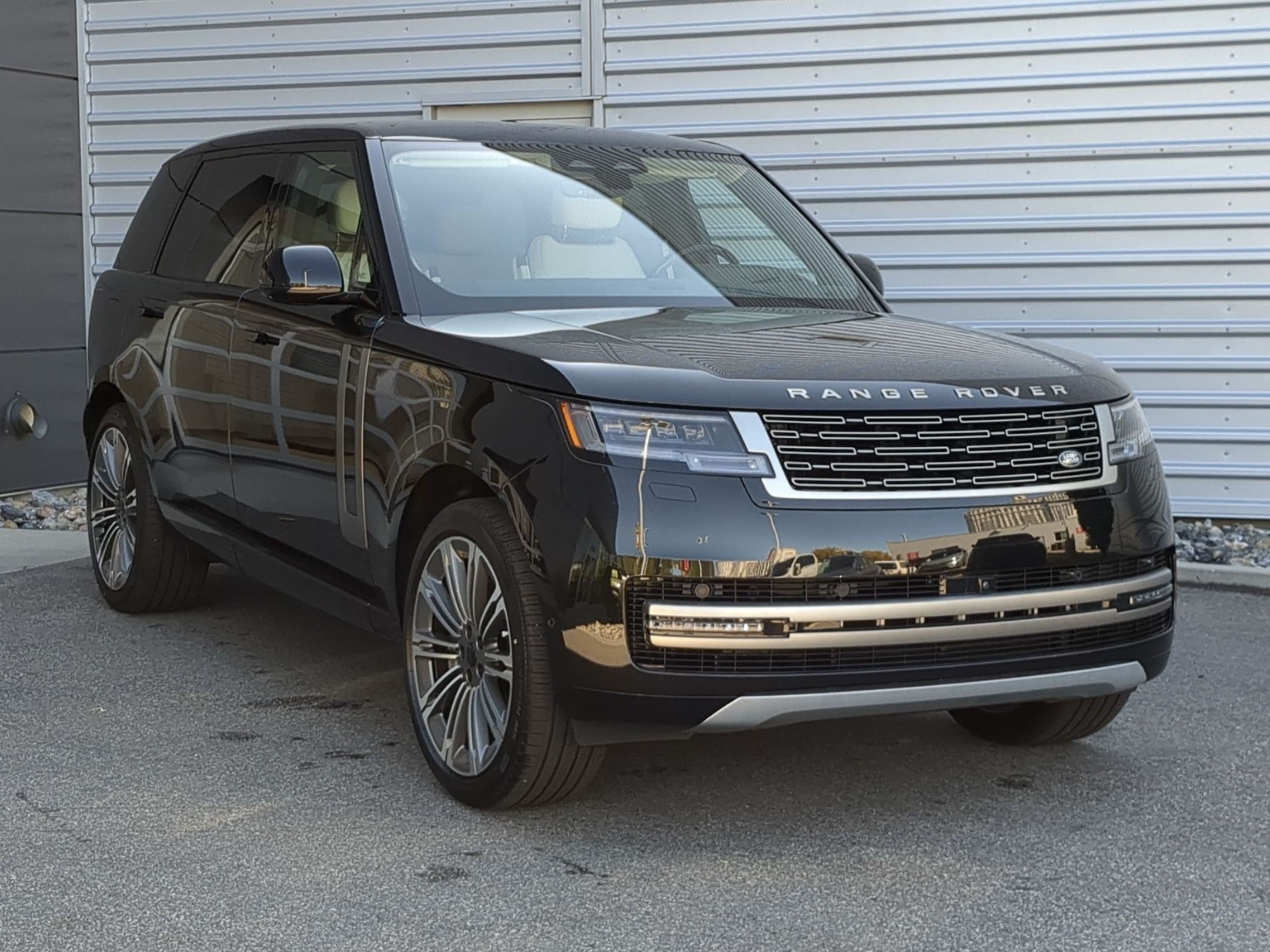 New 2026 Santorini Black Land Rover P530 SE LWB 7 Seat image 3