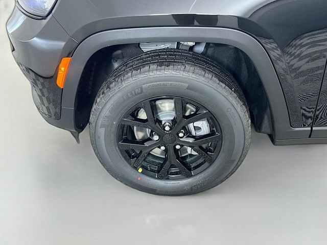New 2025 Diamond Black Crystal Pearl-Coat Exterior Paint Jeep Altitude X image 32