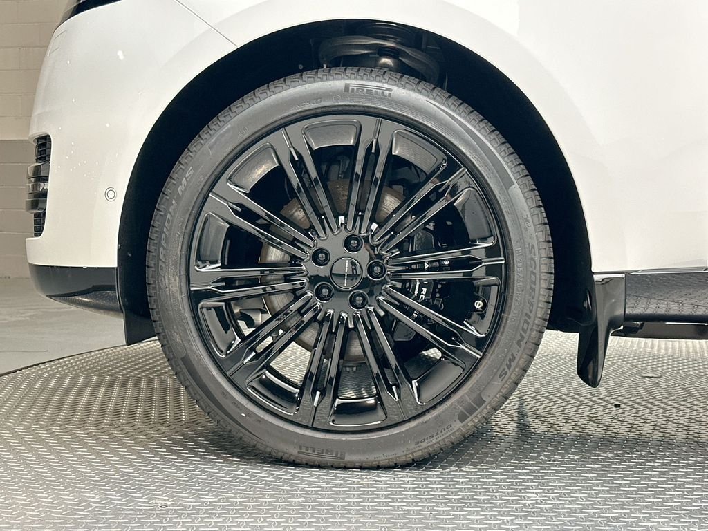 New 2026 Fuji White Land Rover SE image 5