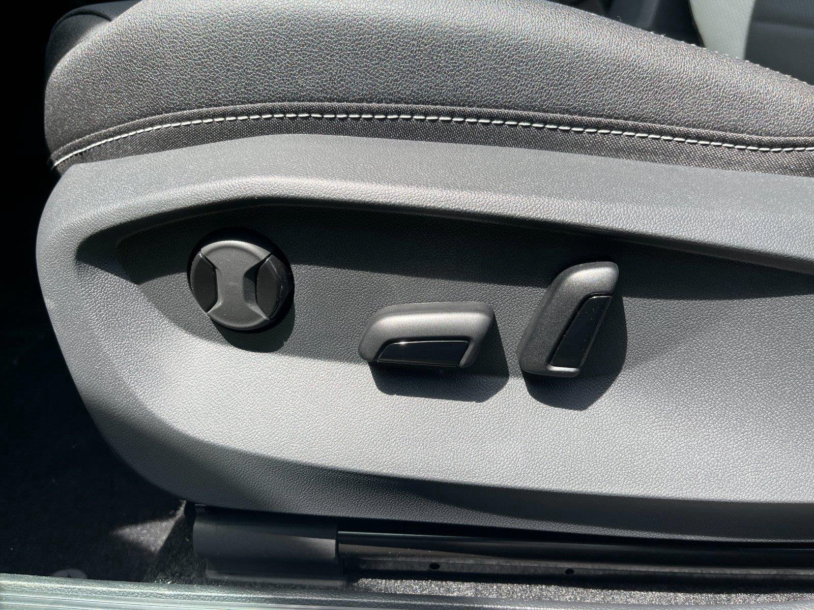 New 2026 Deep Black Pearl Volkswagen SEL image 16