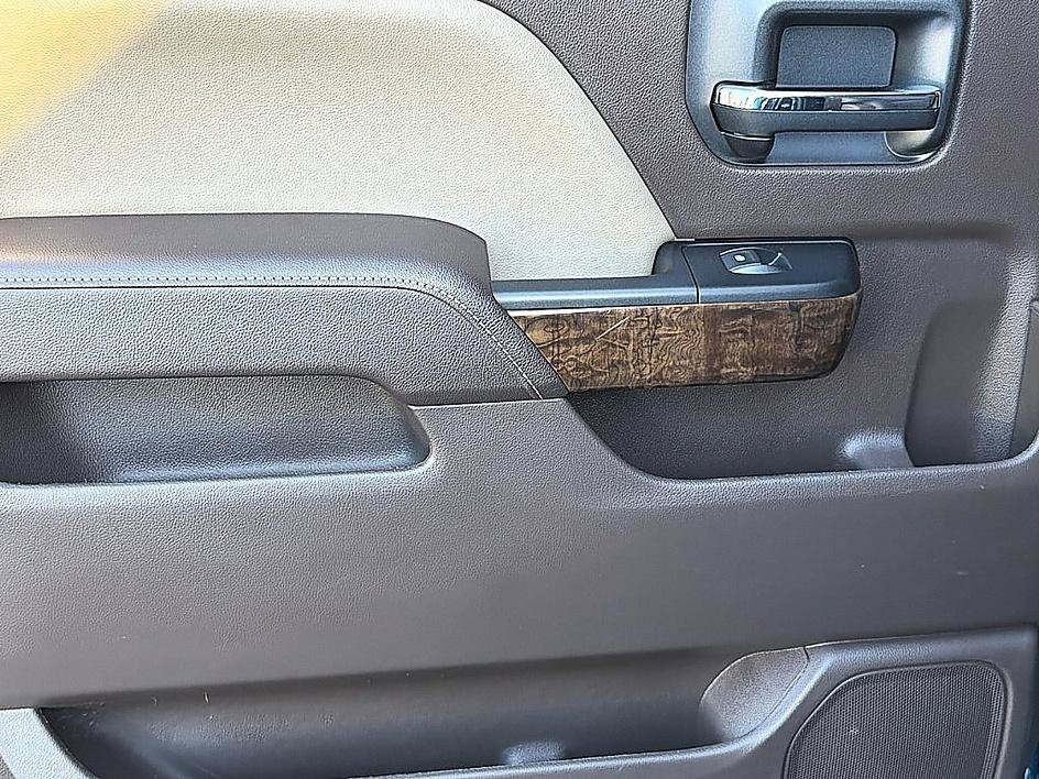 Used 2018 Deep Ocean Blue Metallic Chevrolet LT image 9