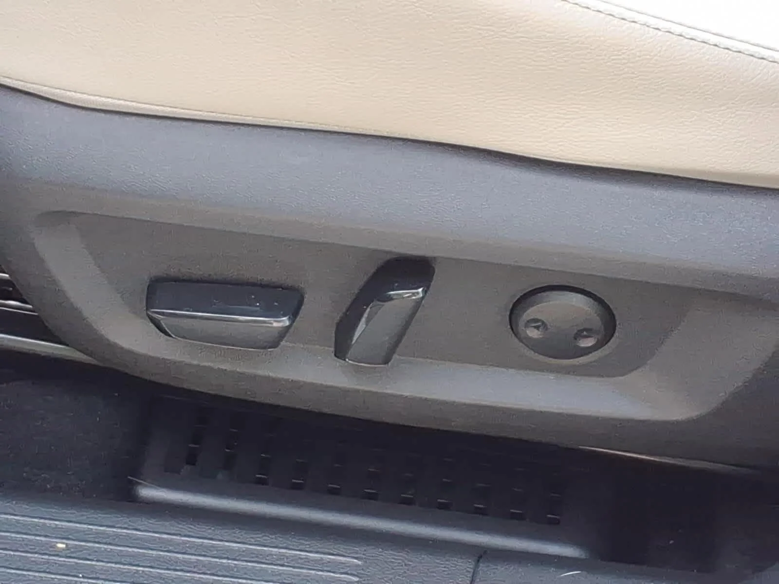 Certified Used 2023 Pearl White Tricoat/Super Black Nissan SL image 19