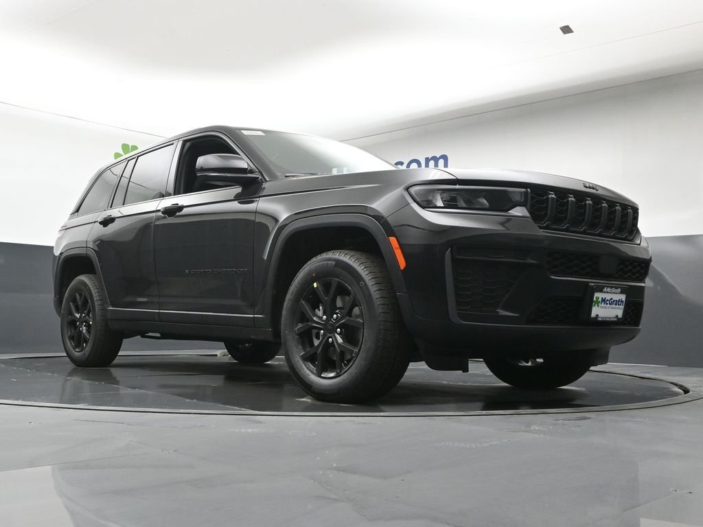 New 2026 Diamond Black Crystal Pearlcoat Jeep Altitude image 25