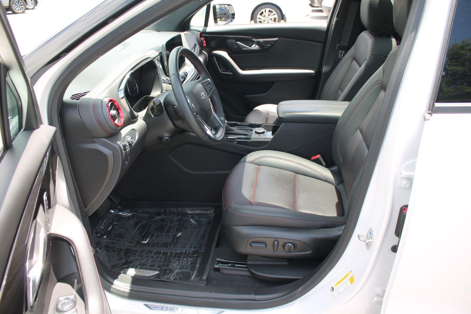 Used 2025 Iridescent Pearl Tricoat Chevrolet RS image 11