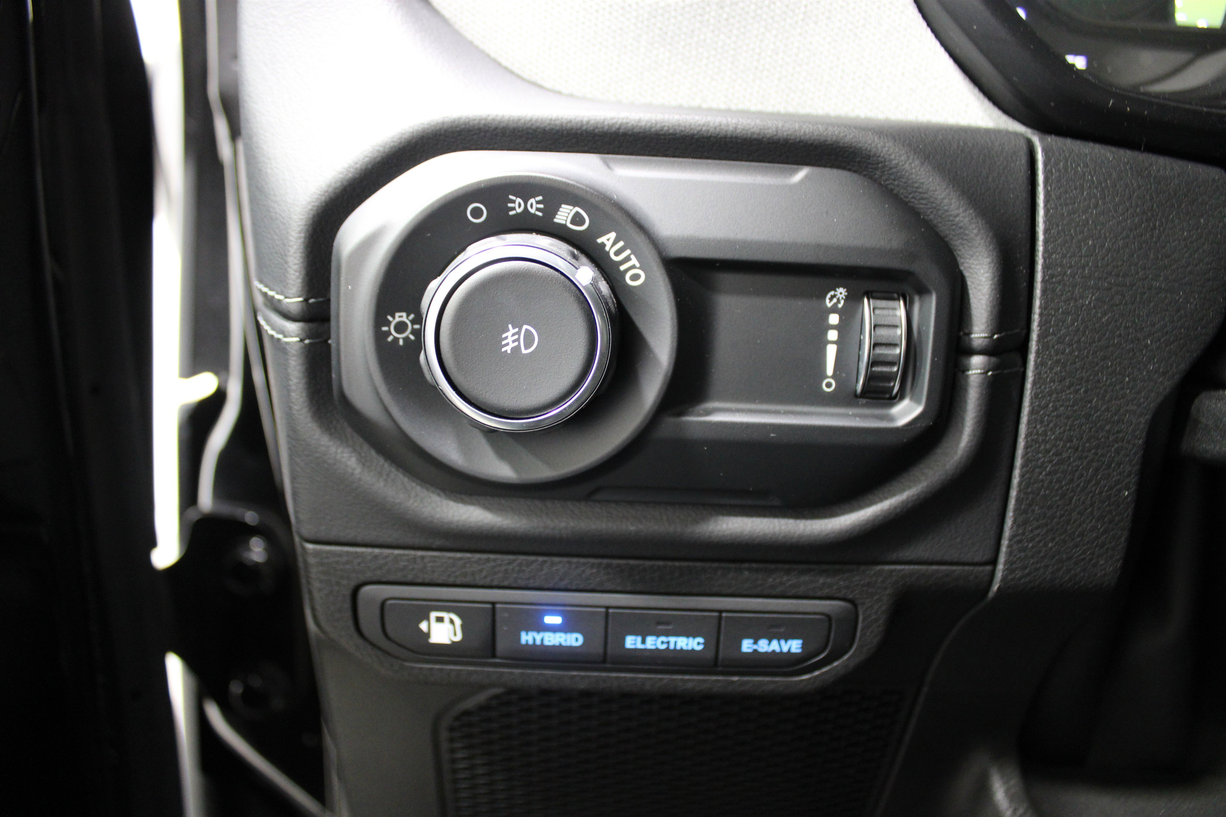 Used 2025 Black Clearcoat Jeep Sahara image 9