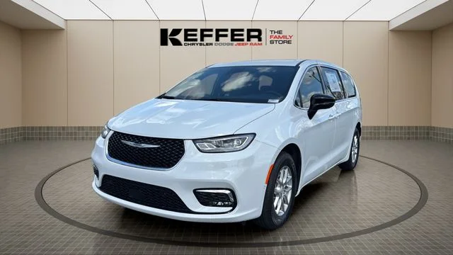 2026 Chrysler Pacifica Select's photo