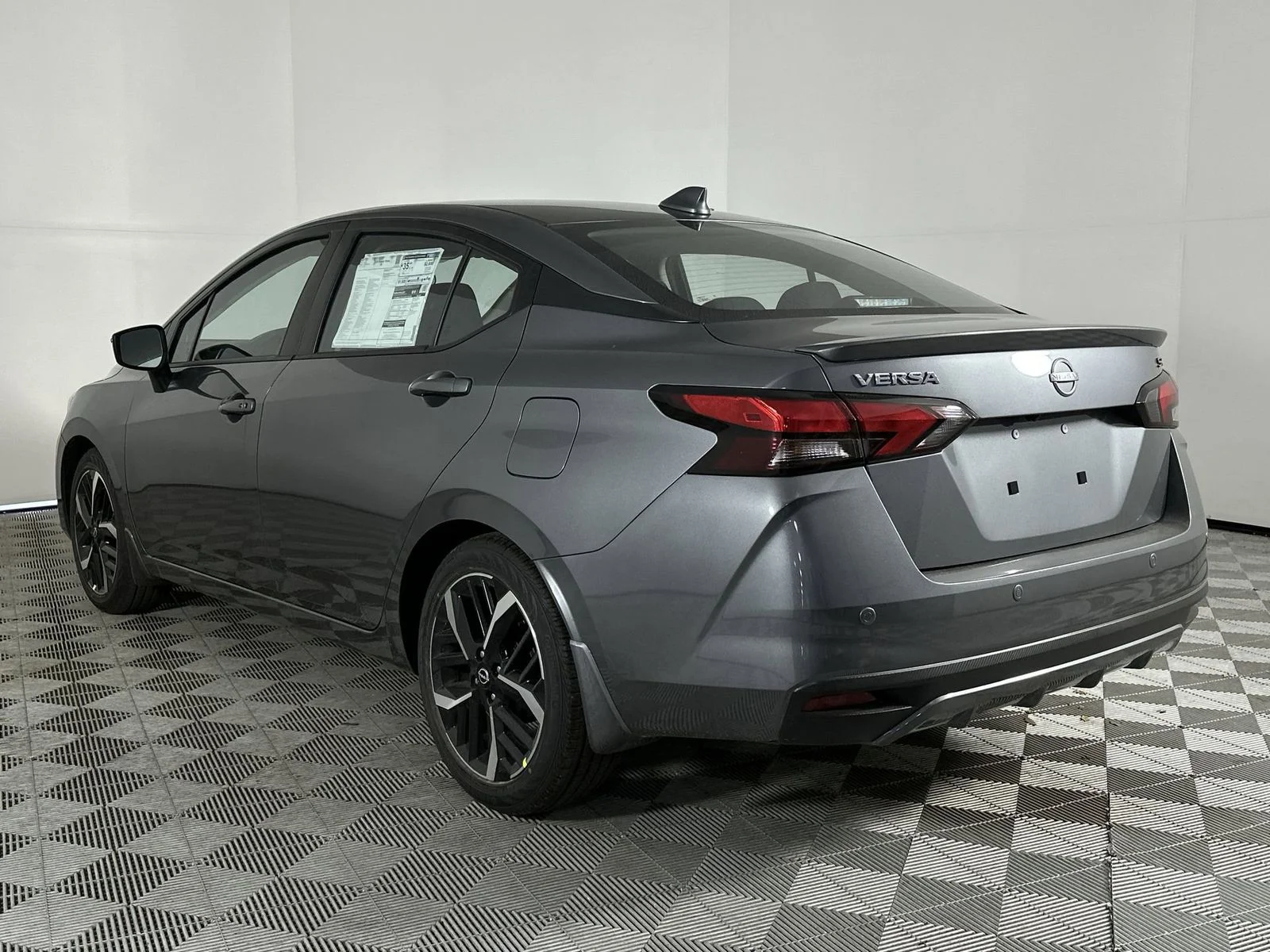 2025 Nissan Versa Sedan SR - Photo 6