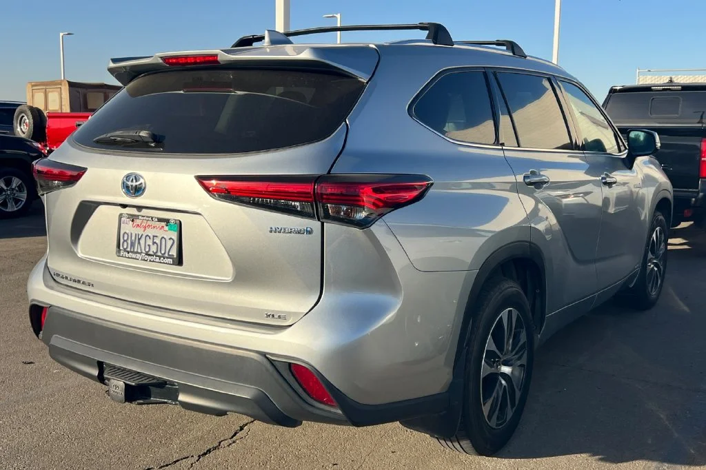 Used 2021 Silver Toyota XLE image 6