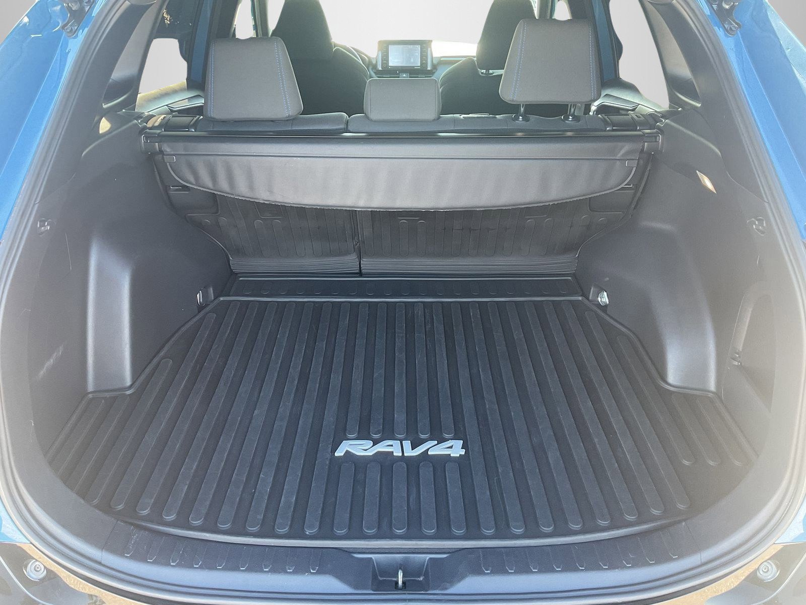 2022 Toyota RAV4 SE - Photo 9