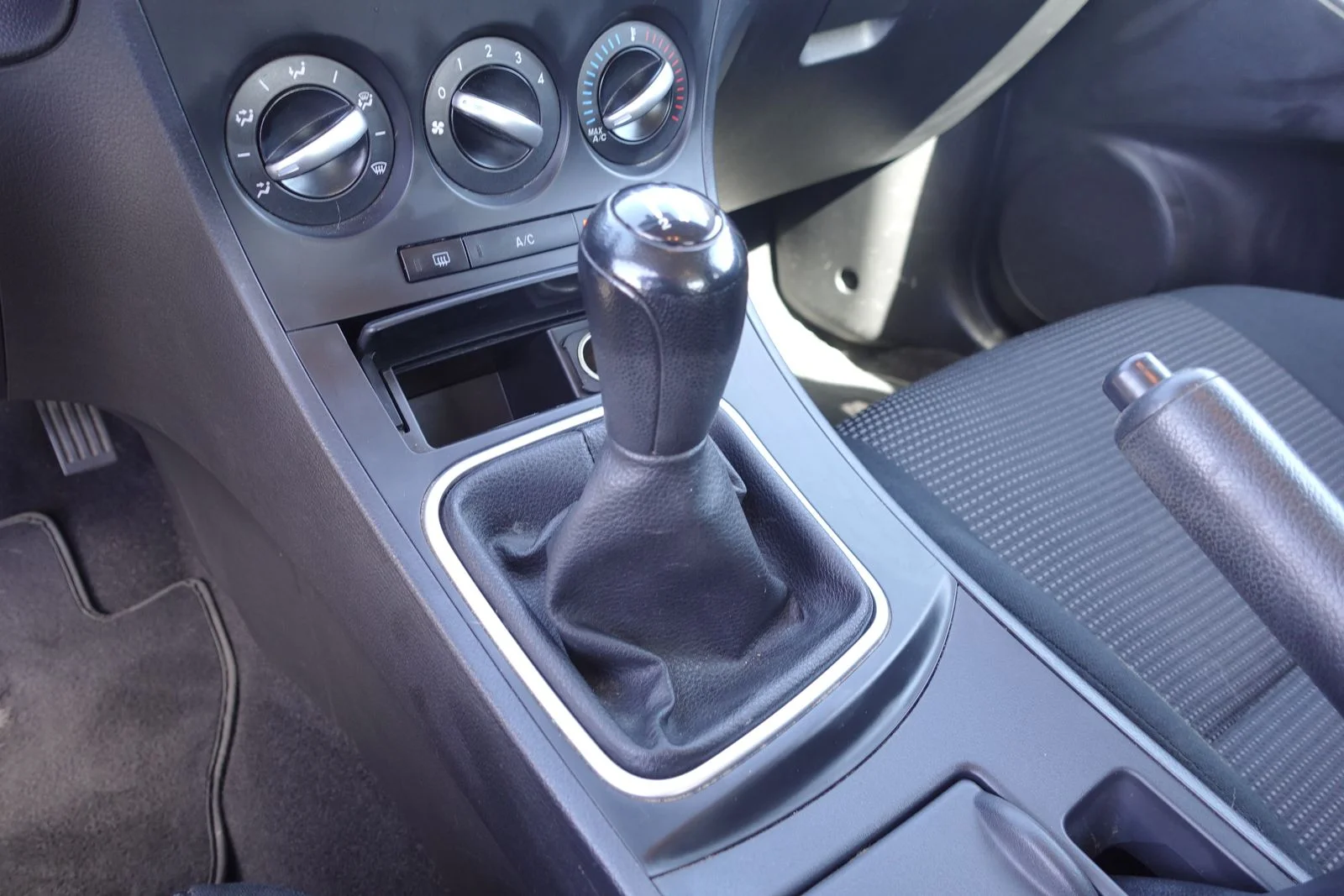 Used 2013 Crystal White Pearl Mica Mazda i SV image 23