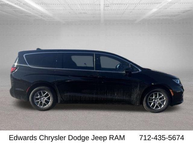 New 2026 Diamond Black Crystal Pearl-Coat Exterior Paint Chrysler Select image 10