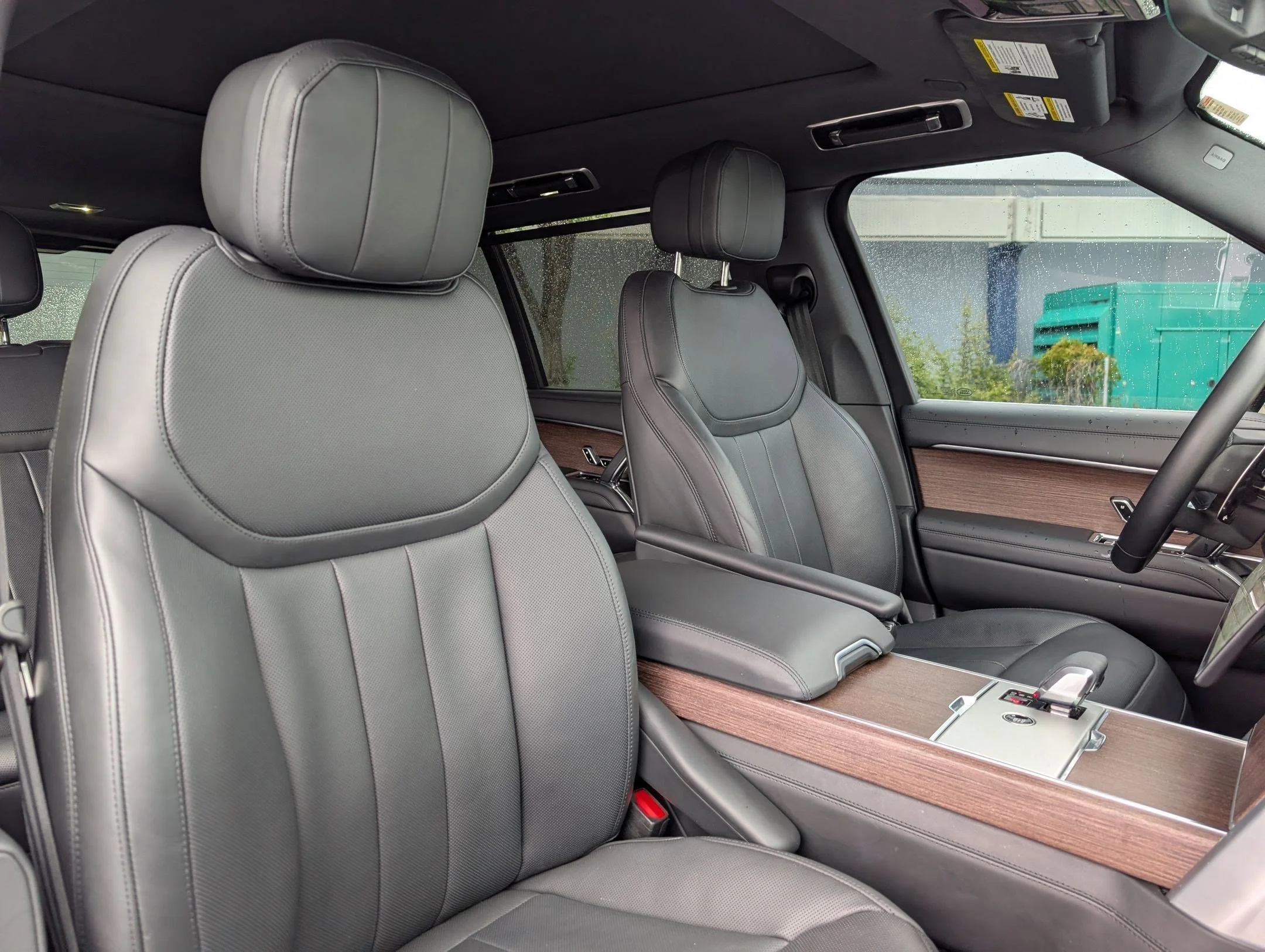Used 2025 Icy White SV Bespoke Special Effect Satin Land Rover SE image 27