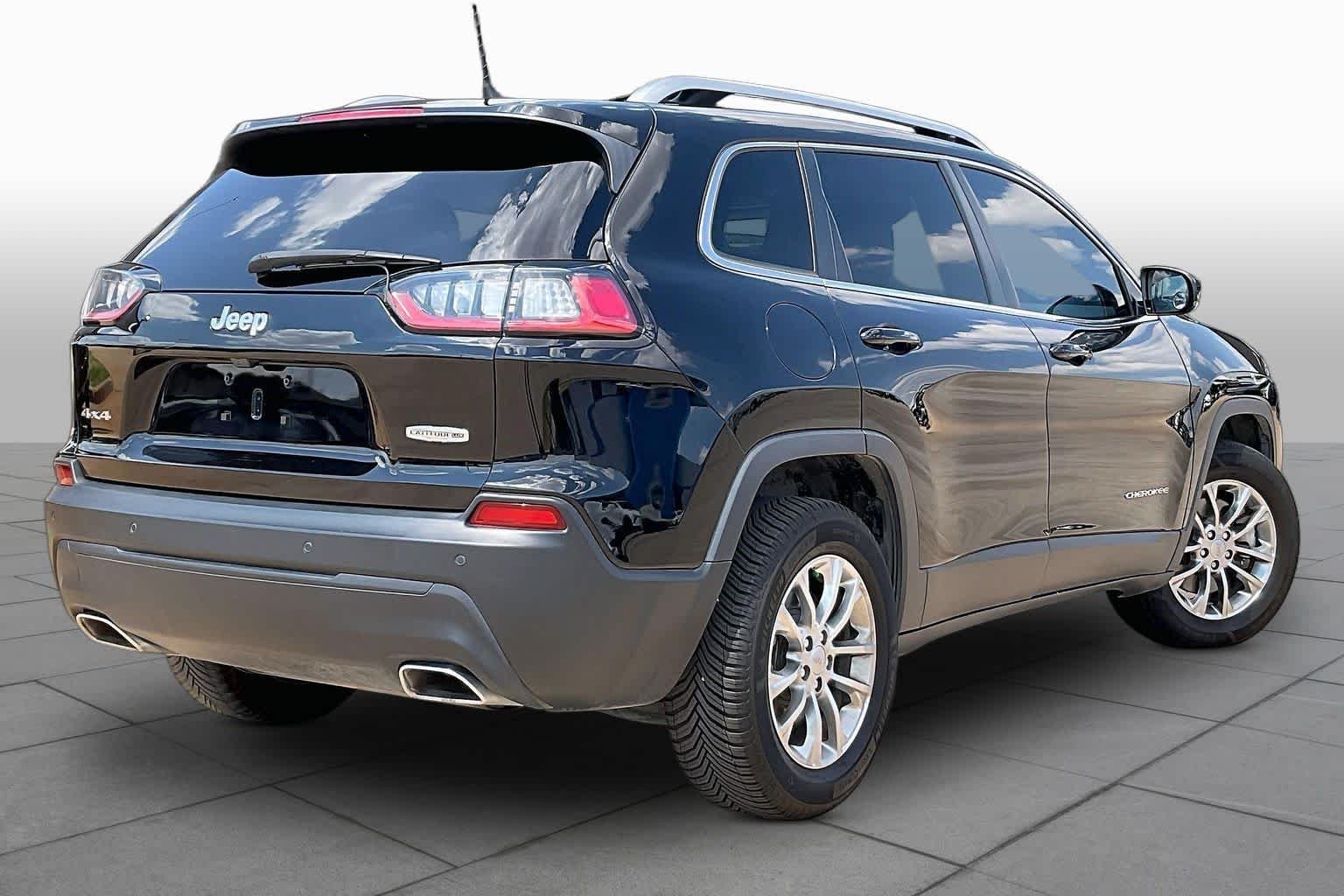 Used 2021 Diamond Black Crystal Pearlcoat Jeep Latitude Lux image 13
