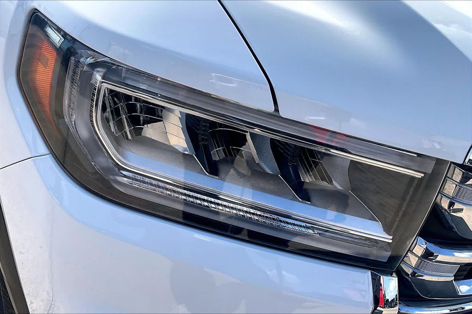 Used 2023 Summit White GMC SLE image 28