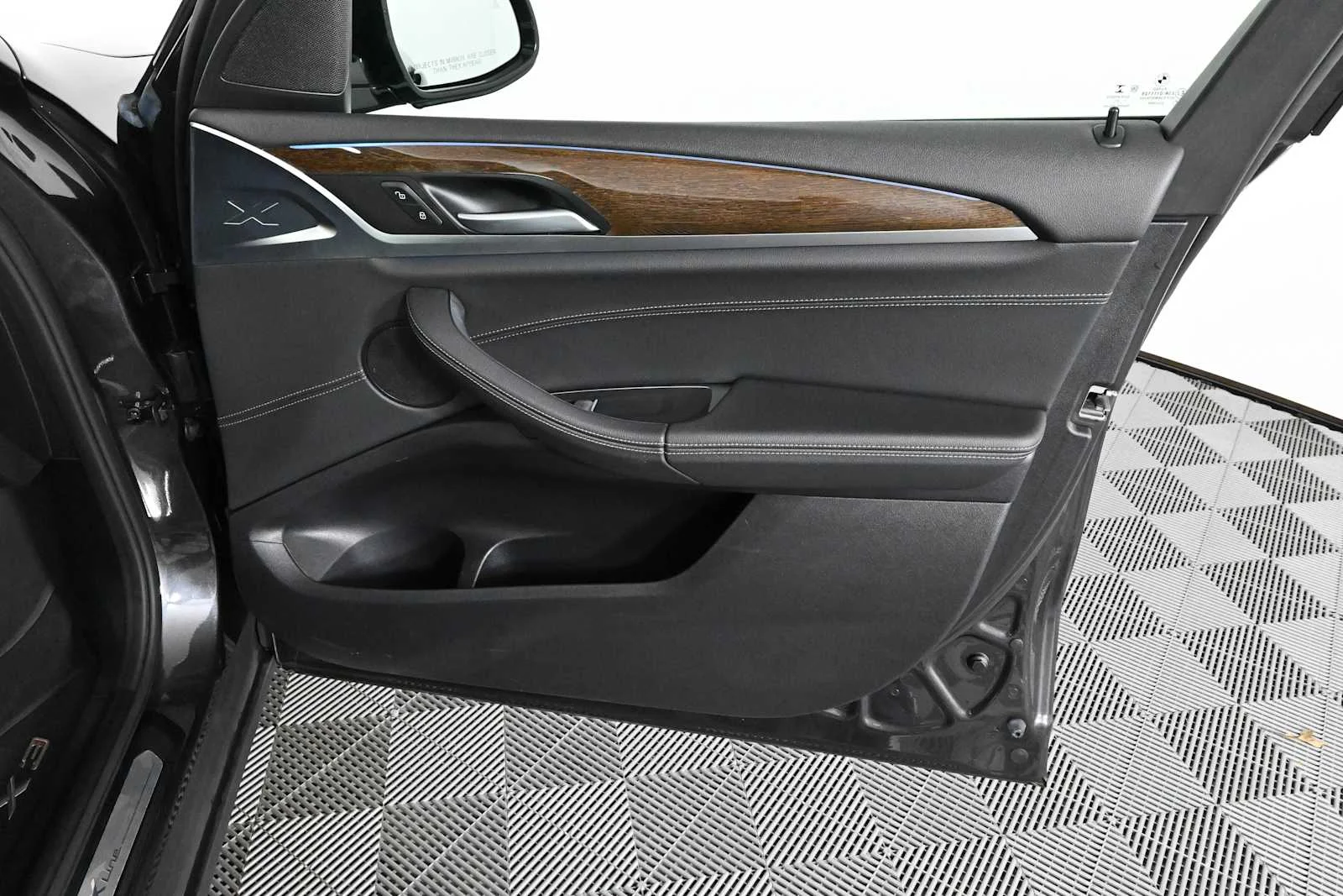 Used 2021 Dark Graphite Metallic BMW xDrive30e image 13