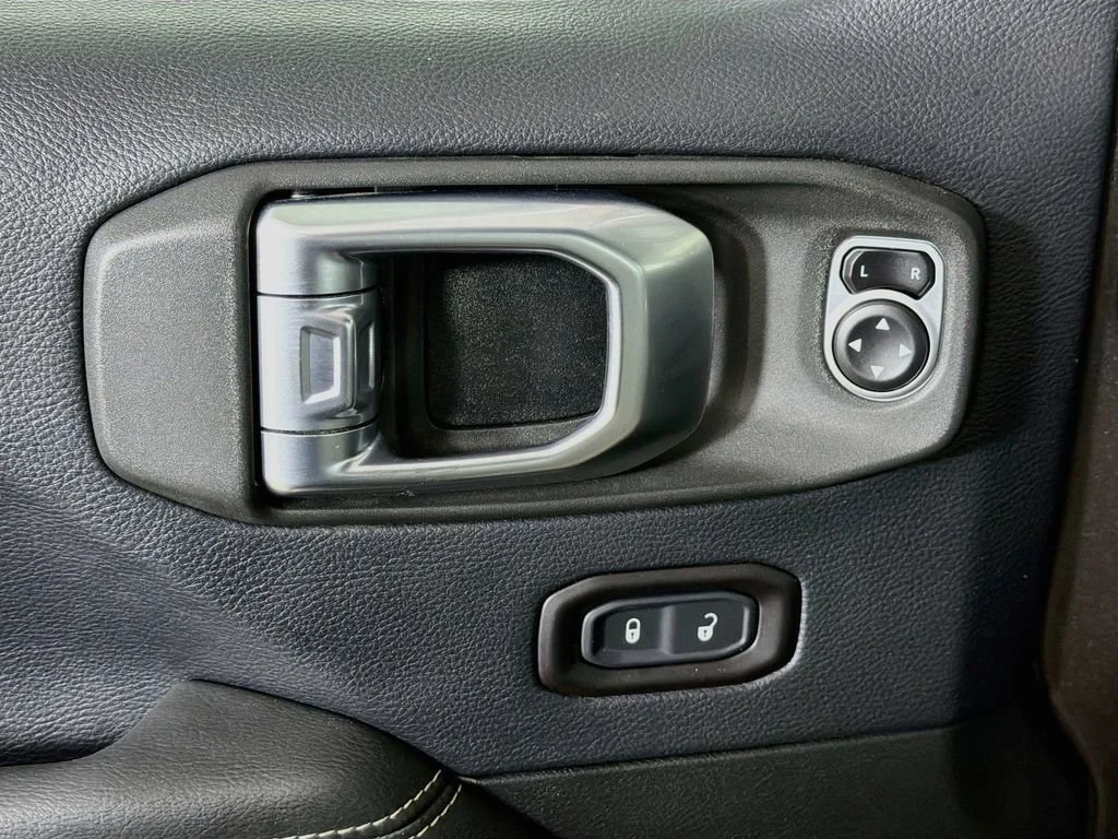 Used 2019 Granite Crystal Jeep Sahara image 17