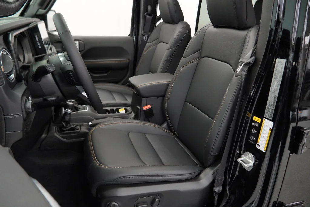 New 2027 Black Clear-Coat Paint Jeep Sahara image 4