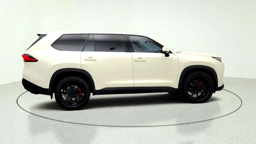 Used 2024 Coastal Cream Toyota XLE AWD w/ Tow Hitch image 4