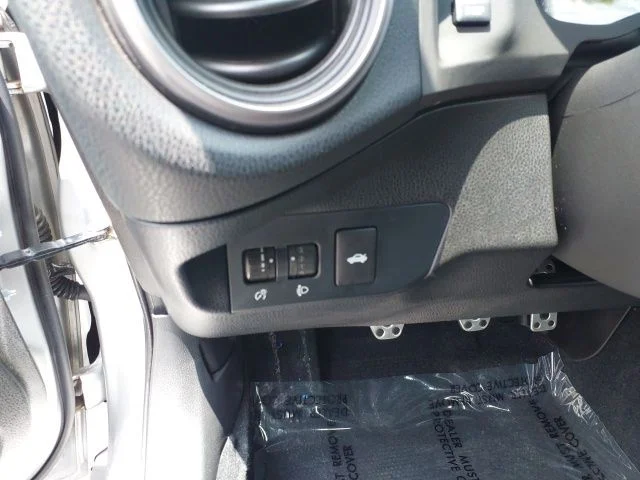 Used 2013 Silver Subaru Limited image 12