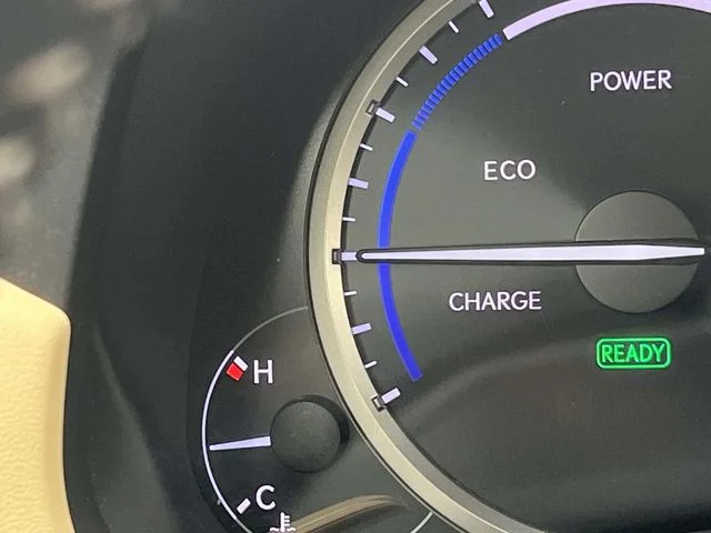 Used 2019 White Lexus 300h image 45