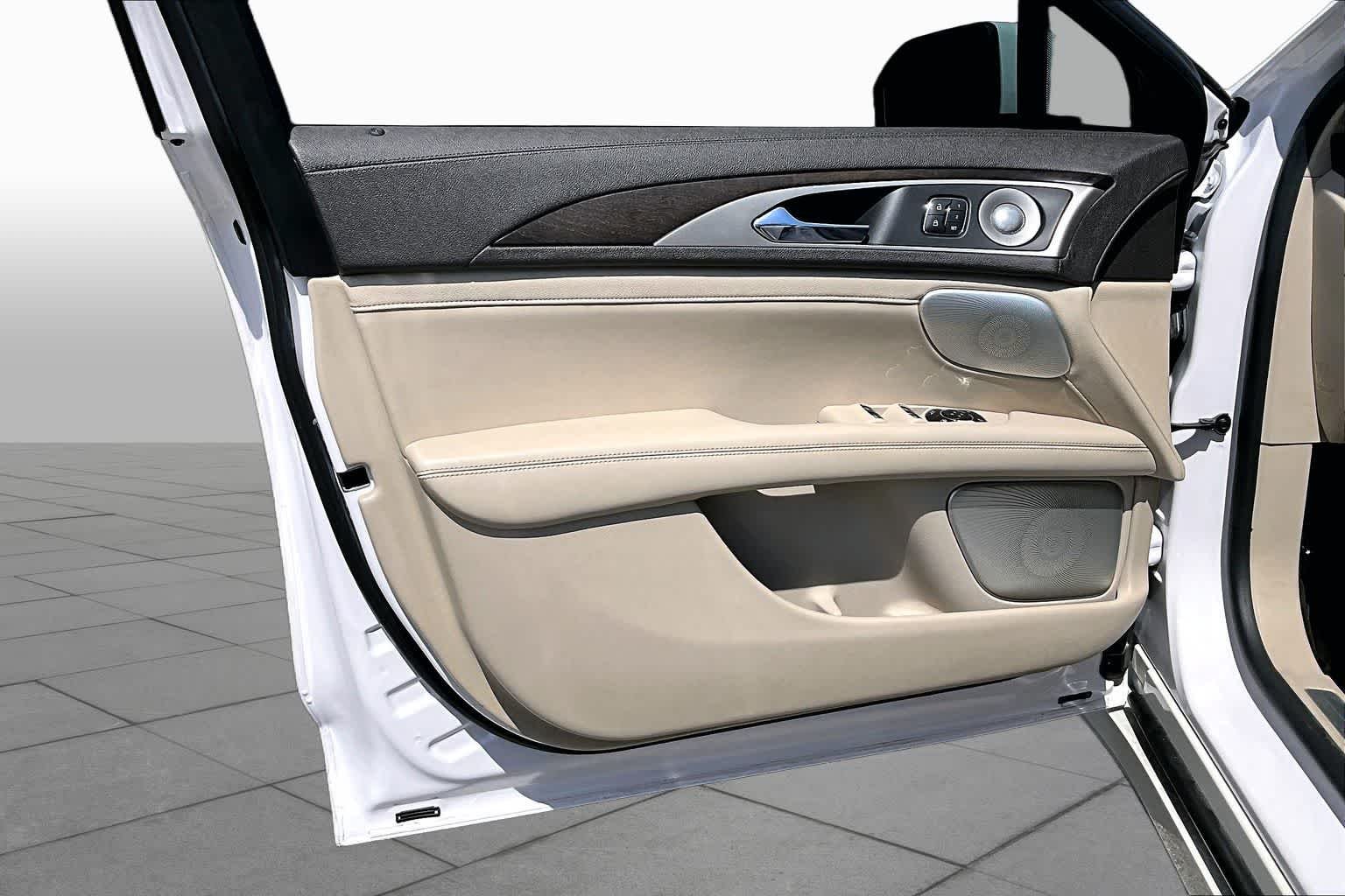 Used 2020 White Platinum Metallic Tri-Coat Lincoln Reserve image 26