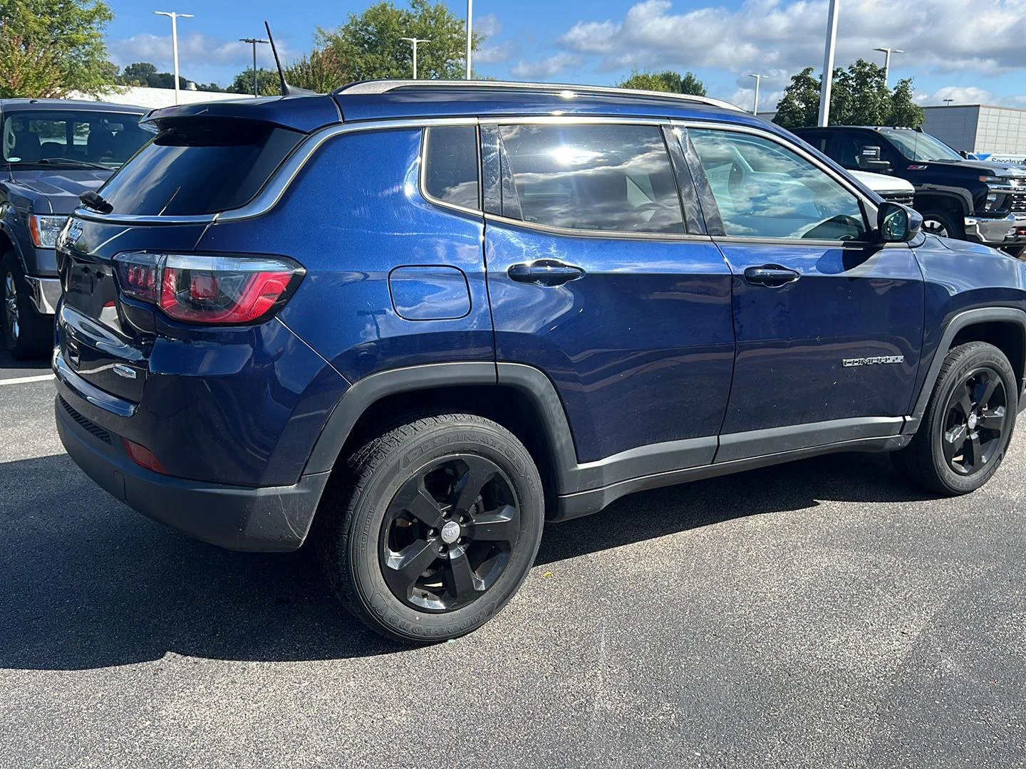 Used 2020 Jazz Blue Pearlcoat Jeep Latitude image 4