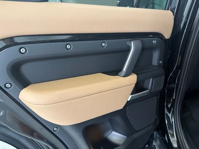 New 2026 Santorini Black Land Rover X-Dynamic SE image 13