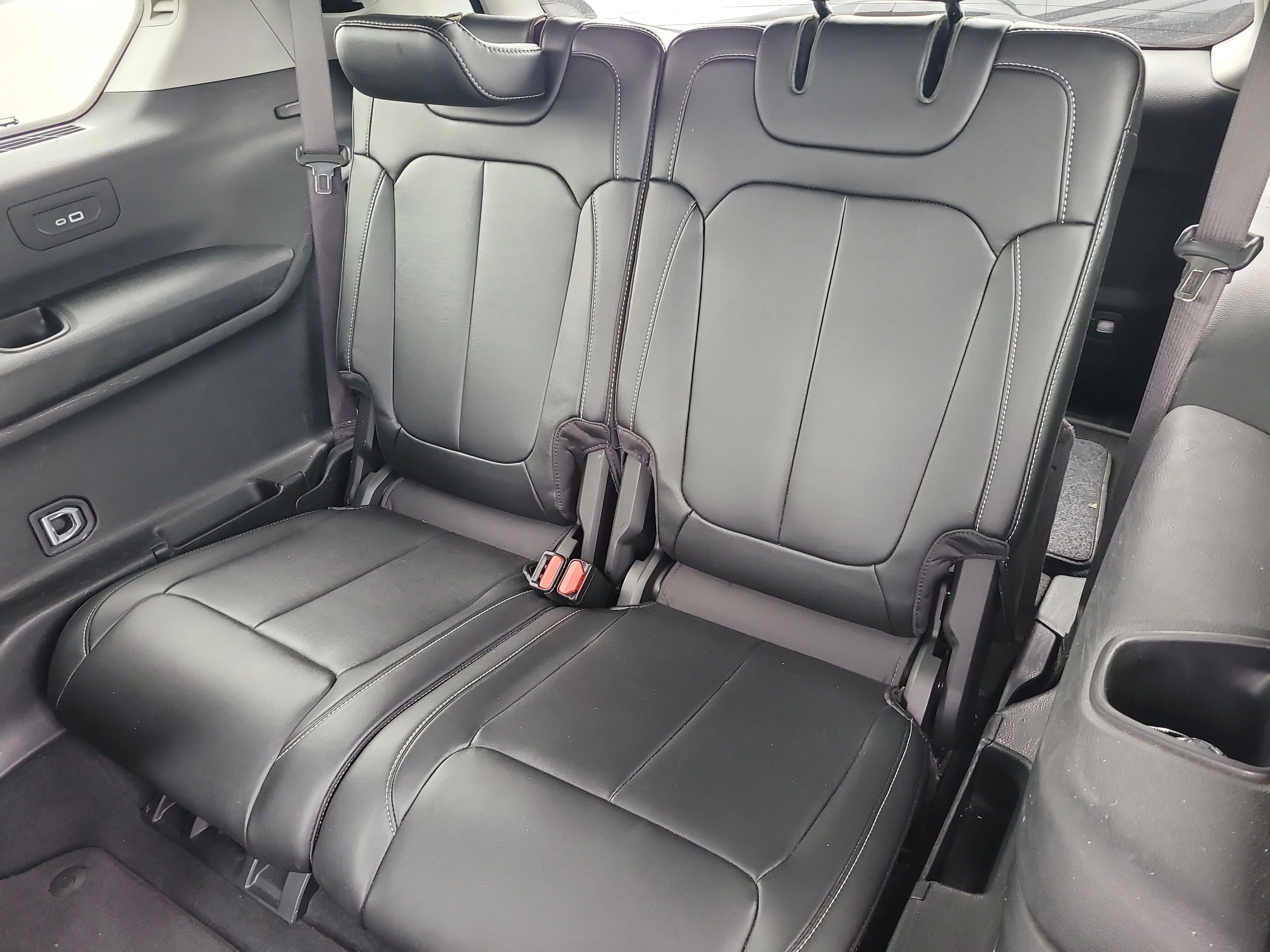 Used 2023 Diamond Black Crystal Pearlcoat Jeep Limited image 12