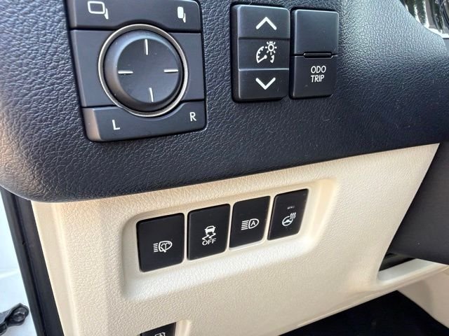 Used 2021 White Lexus 460 image 17